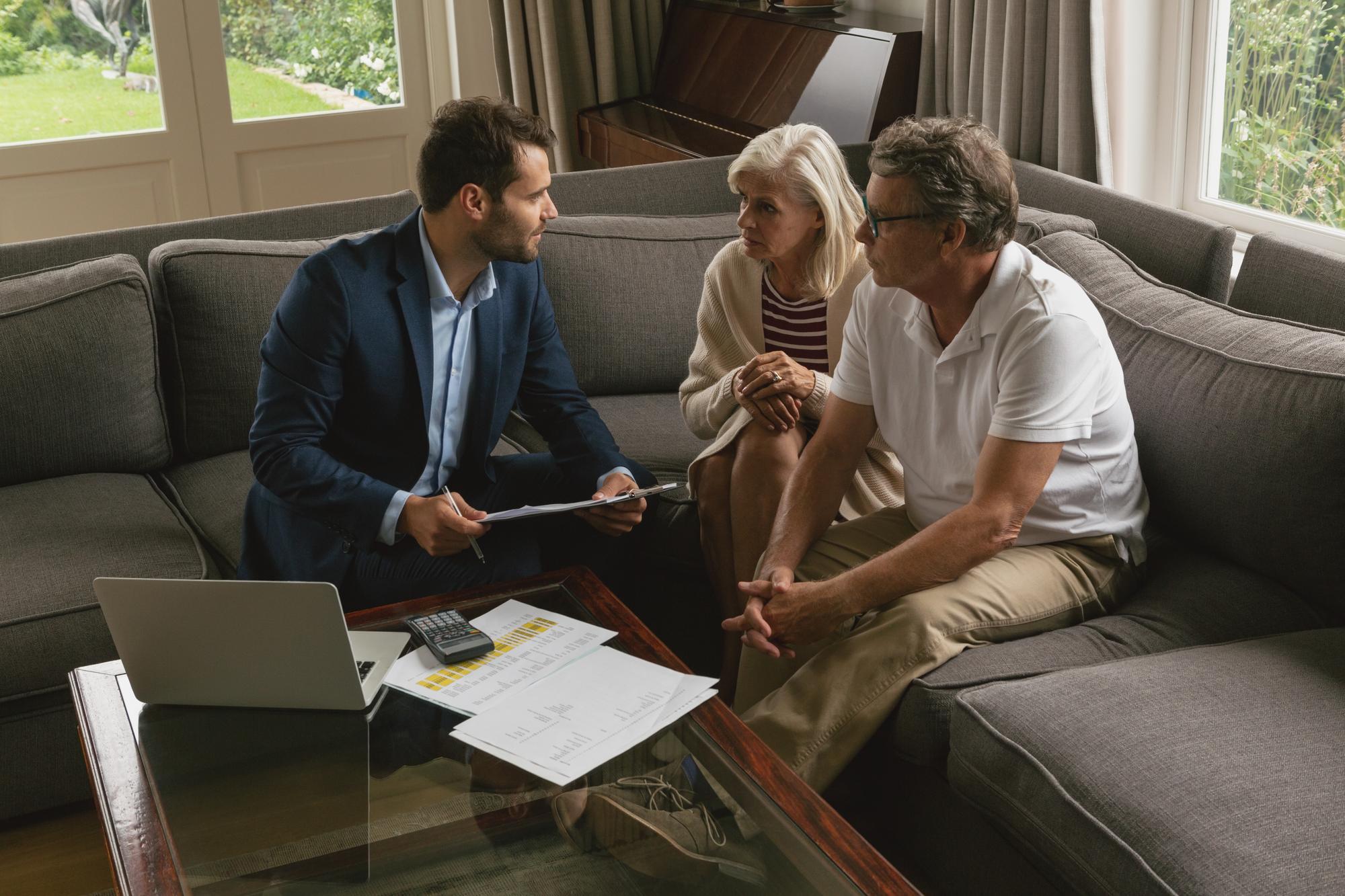 Consultant imobiliar discutând planuri cu proprietarul